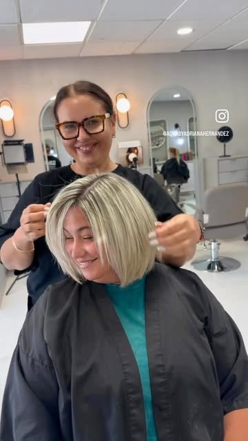 Bob platinado terminado en el salón
